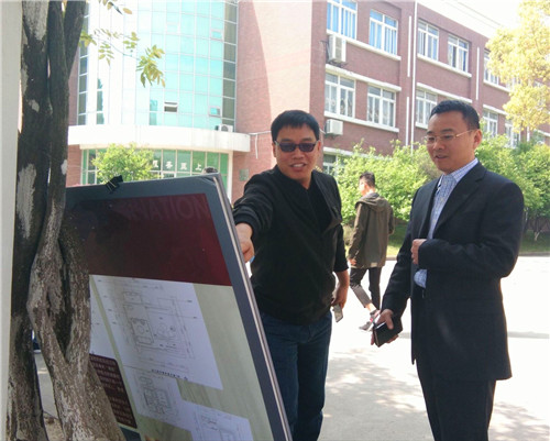 指导教师葛炜向庄群华院长(右一)介绍课程教学及考核方式改革.jpg