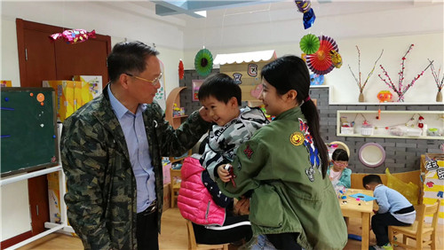 学生处处长李秀成看望见习学生.jpg