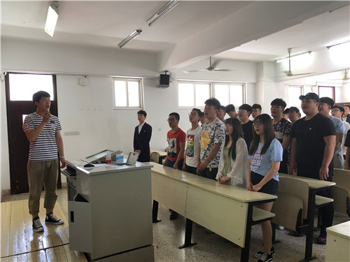 王昭君同学带领大家齐唱《团歌》.jpg