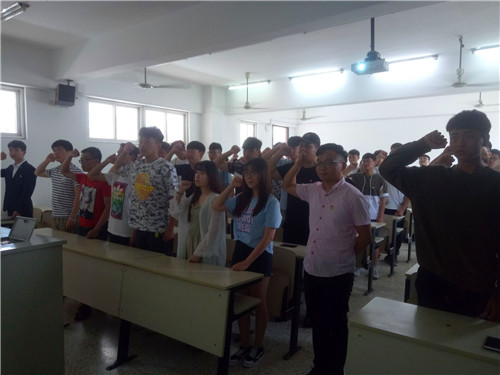 团总支书记何华智带领大家重温入团誓词.jpg