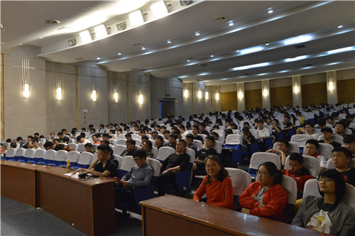 同学们认真听报告.jpg
