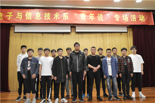 优秀毕业生曹锐与2017级本科班同学合影.jpg