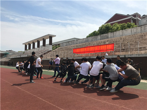 激烈的拔河比赛.jpg