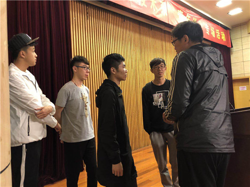 活动结束后本科班同学跟曹锐深入交流.jpg