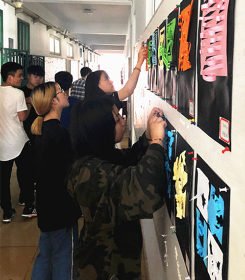 学生在布展中_副本_副本.jpg