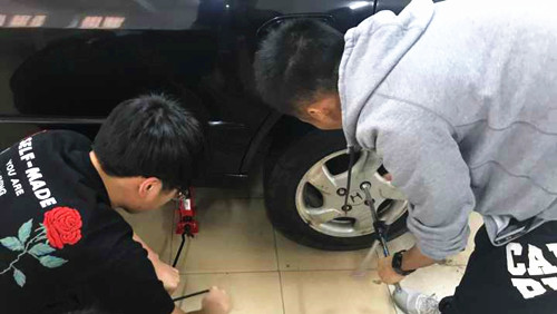选手们认真练习操作_副本.jpg