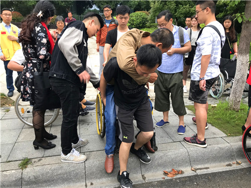 志愿者们热心帮忙残疾人士.jpg