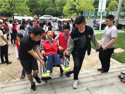 志愿者们一对一服务.jpg