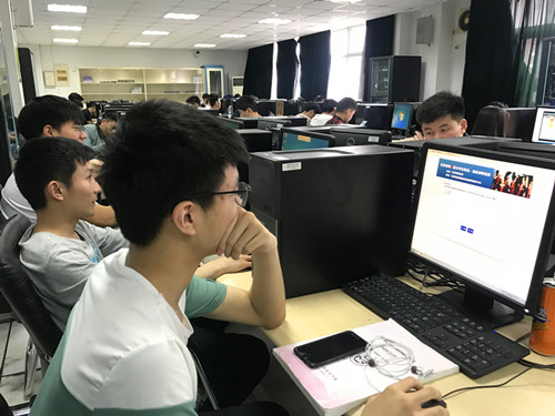 学生认真思考_副本.jpg