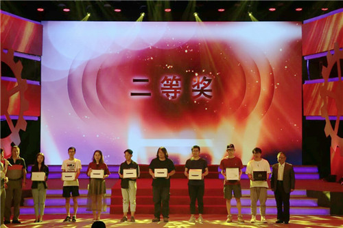 陈伟豪同学上台领奖(右2).jpg