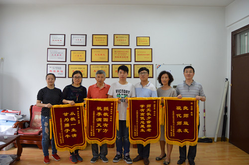 系领导、教师代表与学生合影留念_副本.jpg