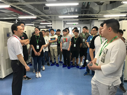 五十五所蒋主任给同学们介绍奥马微波光电产品检测中心的工作流程_副本.jpg