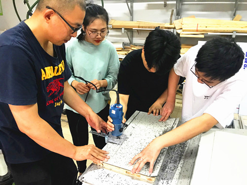 老师指导学生完善作品_副本.jpg