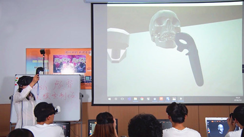 吴青老师利用VR设备讲解理论知识_副本.jpg