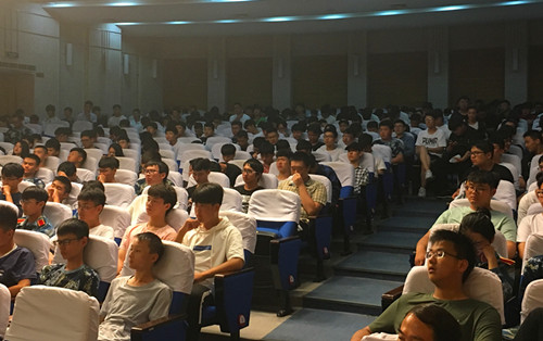 学生认真听讲_副本.jpg
