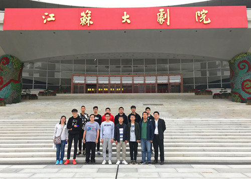 全体成员在大剧院门口合影_副本.jpg