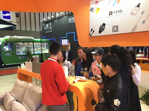 同学们参观咨询小米智能产品_副本.jpg