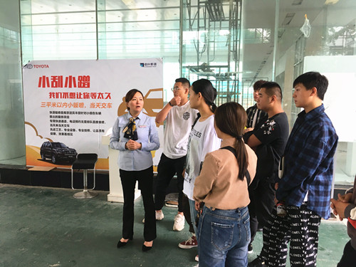 同学们认真聆听企业经理讲解_副本.jpg