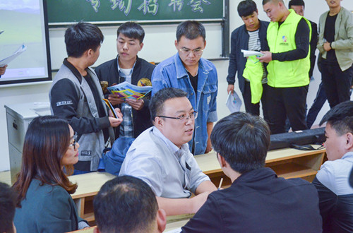 宣讲会结束,同学们围住企业负责人咨询问题_副本.jpg