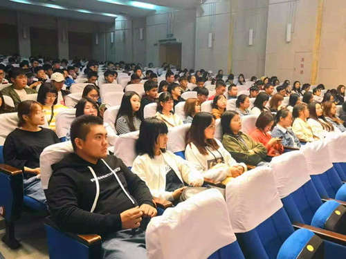 认真听讲的学生_副本.jpg