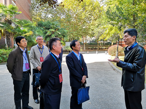 江苏省人社厅机关党委书记赵建及江苏省人社厅专技处处长张志远来我院巡视考场_副本.jpg