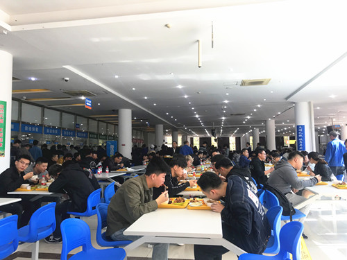 同学们在中电十四所食堂就餐_副本.jpg