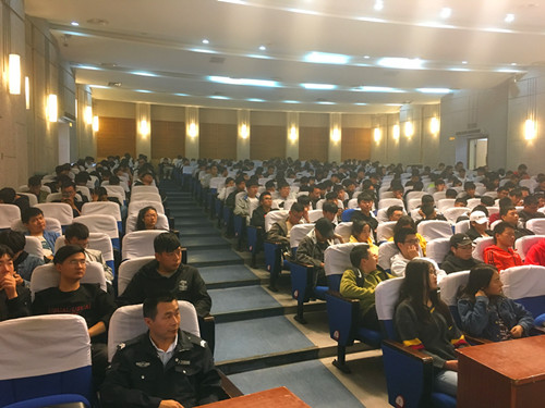 学生认真听讲_副本.jpg
