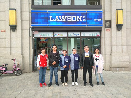 师生与罗森店长负责人合影_副本.jpg