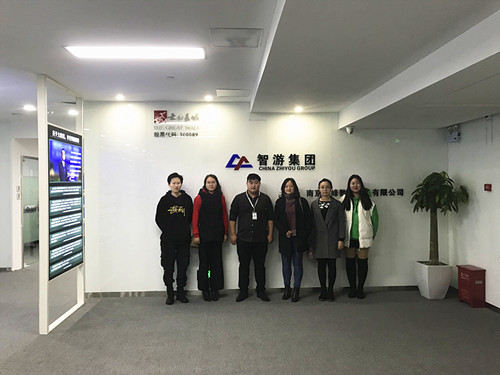 施莹一行与企业领导及实习生合影_副本.jpg