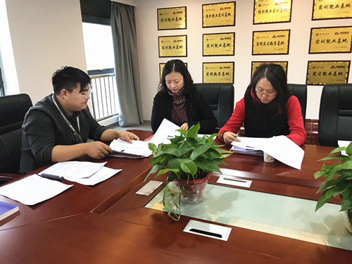 老师与企业领导深入交流、洽谈合作_副本.jpg