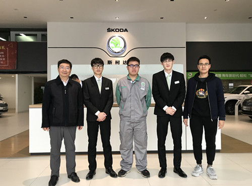 16级学生在天胜汽车销售服务有限公司实习_副本.jpg