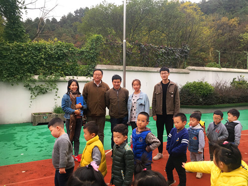 副院长薛忠云(中)基础教育系主任杨卫东(左二)看望见习学生_副本.jpg