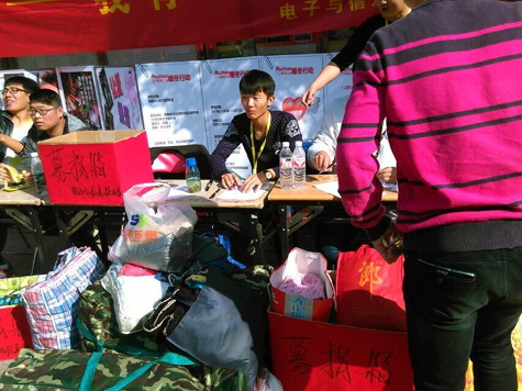 志愿服务站前堆满了大家的“爱心”.jpg