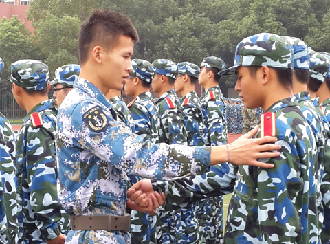 王鹏同学在军训中协助教官训练.jpg