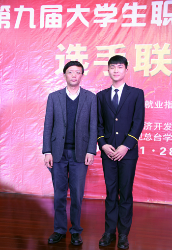 省教育厅教育工委副书记潘漫与我院获奖选手合影.jpg