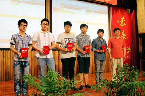 王高山给获得院“我的支部我的团“第一名学生颁奖.jpg