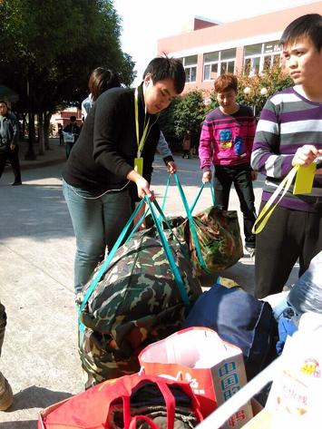 志愿者们在整理爱心捐献的衣服.jpg