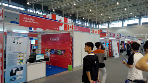 参观众多国际知名IT企业展位.jpg