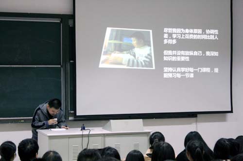 张逸凡作事迹报告.jpg
