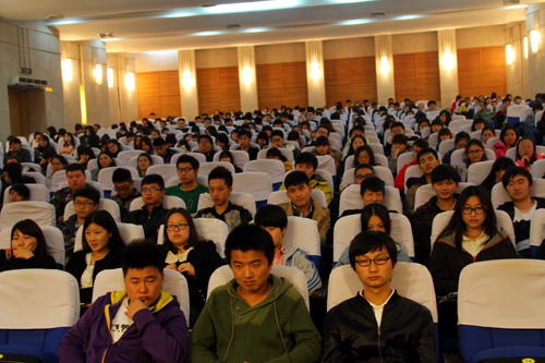 现场同学们在认真听讲.JPG