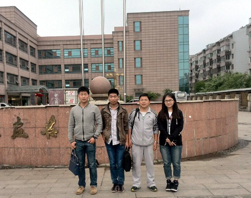 参赛师生合影(左一为曹群同学,左二为杨栋同学,右一为武悦琪同学,右二为张学明老师).jpg