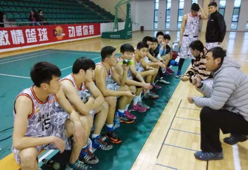 教练高伟在布置战术.jpeg